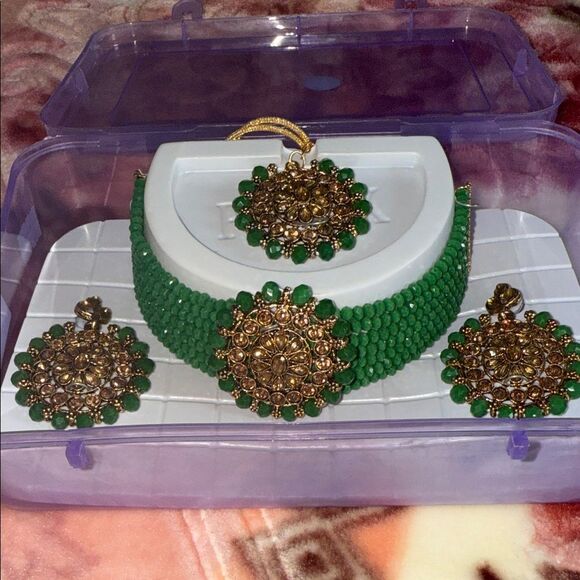 Bollywood style Indian Elegant Green and Gold Jewelry Set NIB NEVER USED - Picture 2 of 6